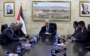 الحكومة تعلن تفعيل لجان الطوارئ في المحافظات للتعامل مع أي تطورات